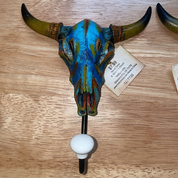 NWT animal skull with horns and hook. Hangers selling both for one price. - Picture 3 of 7